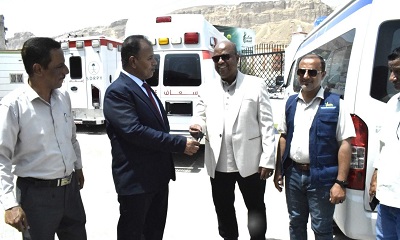 الوكيل العامري يسلم سيارات اسعاف لعدد من المرافق الصحية بوادي حضرموت