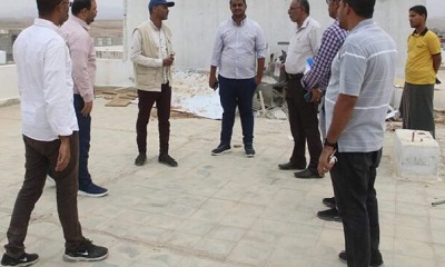 السلطة المحلية بمديرية مدينة المكلا تسلم مواقع إلى المقاول المنفذ لمشروع تركيب منظومة الطاقة الشمسية بخمس مدارس بالمديرية