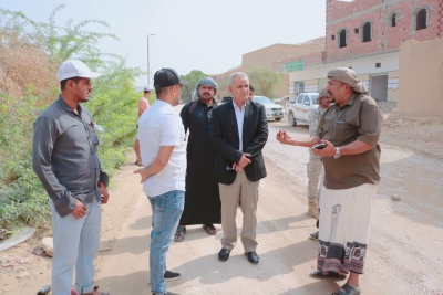 مدير عام سيئون يتفقد أضرار السيول بالخط الرئيسي شحوح بمدينة سيئون. 