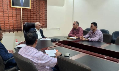 وزير المياه والبيئة يناقش مع مدير عام مؤسسة المياه بوادي حضرموت مشروع استكمال مرافق الصرف الصحي ودعم مشاريع الموسسة المختلفة.