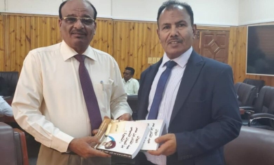  الوكيل العامري يتسلم نسخة من ديوان الشاعر الراحل عبدالقادر التميمي “الشعيرة”