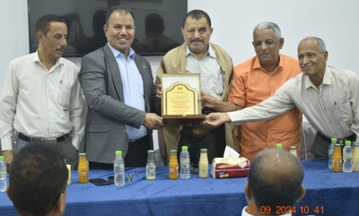 بحضور وكيل محافظة حضرموت العامري .. مكتب وزارة الصحة بحضرموت الوادي يكرم إدارة البرنامج الوطني للتحصين بدرع الشكر والعرفان 