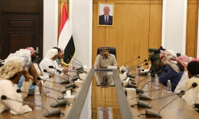 محافظ حضرموت يطلع على احتياجات أهالي مديريتي ثمود ورماه ويؤكد الاهتمام بمديريات الشريط الصحراوي 