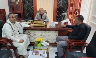 مدير عام سيئون يناقش سبل تنفيذ مشروع (مجتمعات متجددة) لدعم الشباب بالمديرية ويطلع على برامج مؤسسة بن حبريش للتنمية. 