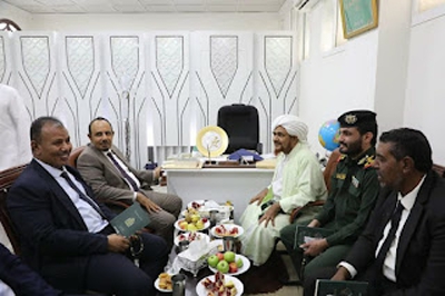  المحافظ بن ماضي يزور العلامة الحبيب عمر بن حفيظ ويشيد بدور العلماء في نشر الفضيلة وارشاد الناس 