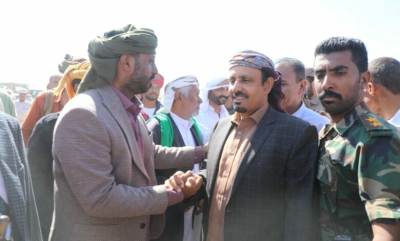 المحافظ بن ماضي يزور مخيم حلف قبائل حضرموت بالهضبة ويؤكد : “أتينا لنمد يد السلام ولنقوّي أنفسنا بتلاحمنا ونفتح لأهلنا سُبلاً للعيش” 