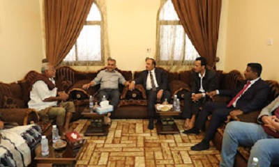 محافظ حضرموت يقدّم واجب العزاء لوكيل المحافظة للشؤون المالية والادارية في وفاة "عمه"