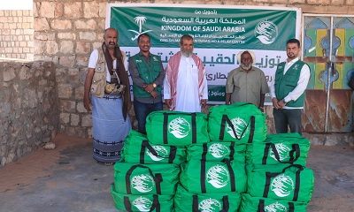 مقدمة من مركز الملك سلمان للإغاثة ..مدير عام مديرية زمخ ومنوخ يدشن توزيع الحقيبة الشتوية