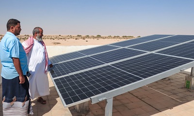 مدير عام مديرية زمخ ومنوخ يدشن مشروع توفير الطاقة الشمسية لمدارس التعليم الأساسي والمركز الصحي بالمديرية