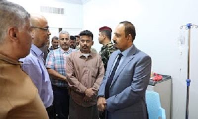 محافظ حضرموت يطمئن على صحة الجندي البطل عمر بادبيس ويوجه بايلائه الرعاية اللازمة