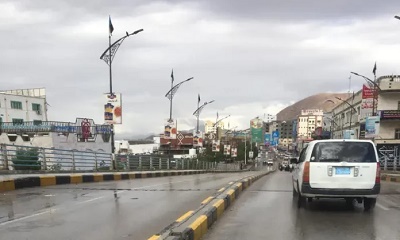 الدفاع المدني بساحل حضرموت ينقذ سائق قلاب جرفته السيول