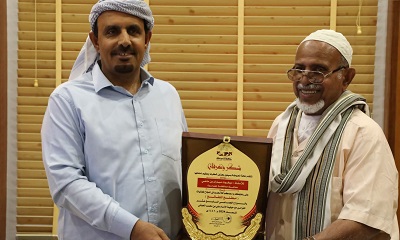 محافظ حضرموت يتسلّم درع شكر وعرفان لرعايته لفعاليات “مطلع المطالع” بحافة الحوطة بسيئون واهتمامه بإحياء الموروث الشعبي