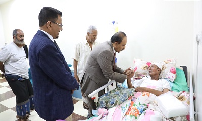 محافظ حضرموت يطمئن على صحة الشخصية الإدارية والثقافية الأستاذ محمد عوض محروس