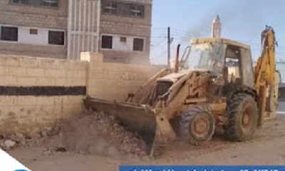 مشروع النظافة والتحسين بغيل باوزير ينفذ حملة لرفع المخلفات المتراكمة على جوانب مؤسسة الاتصالات بالمديرية