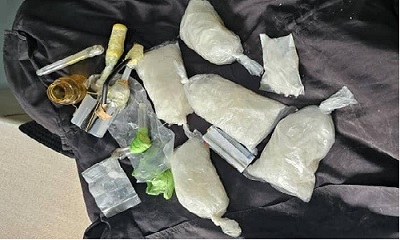 في عملية مشتركة بين شرطتي سيئون وشبام ضبط مروج مخدرات بحوزته كيلو من مادة الشبو بوادي حضرموت