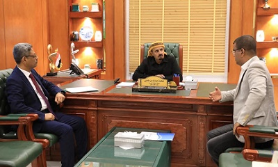 محافظ حضرموت يناقش مع المسؤولين في صندوقي النظافة والتحسين جوانب العمل المشترك