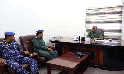 العميد المنهالي يزور إدارة البحث الجنائي بالمكلا ويشدّد على مضاعفة الجهود لمنع وقوع الجريمة