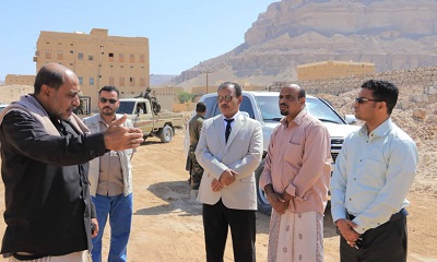 الوكيل العامري يتفقد مستوى الاعمال الجارية بمشروع منشآت نادي الإتفاق بالحوطة بمديرية شبام