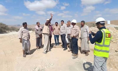 مدير عام مديرية غيل باوزير يتفقد مشروع انشاء الحاجز المائي للقناة التحويلية بوادي “جد” 