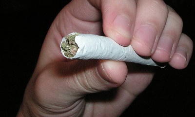 شرطتي سيئون وحوره وادي العين يضبطون متهمين بحوزتهم مواد مخدرة