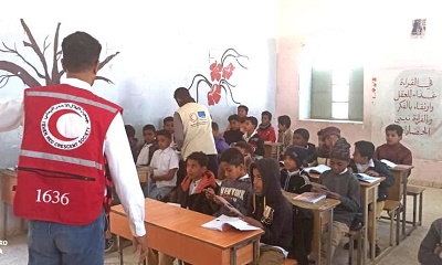 متطوعي جمعية الهلال الأحمر يواصلون برامج وانشطة مخيّم التوعية المجتمعية بحيي السحيل والقرن بمدينة سيئون