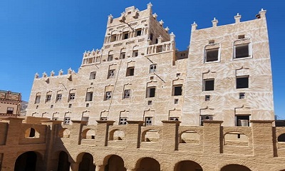 الوكيل العامري يتفقد أعمال الترميم بقصر السلطان القعيطي ويشهد اختتام البرنامج التدربيبي في العمارة الطينية بمديرية القطن