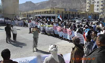 نظمها المكتب التنفيذي للاتحاد العام لنقابات عمال حضرموت الوادي والصحراء:وقفة احتجاجية عمالية سلمية حاشدة بسيئون لتردي الأوضاع المعيشية والخدمية 