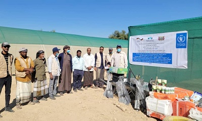 الأمين العام لمحلي شبام يدشن تسليم محميات وشتلات زراعية لمزارعي المديرية