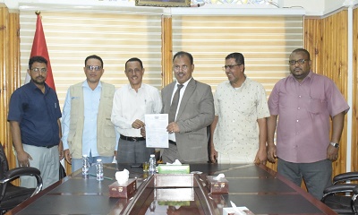 الوكيل العامري يشهد توقيع محضر استلام إعادة تأهيل مخازن اللقاحات بمكتب وزارة الصحة بالوادي والصحراء للجهة المنفذة