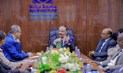 وزير النقل يطلع على الحركة الملاحية في ميناء المكلا