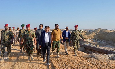 عضو مجلس القيادة الرئاسي البحسني يزور ميناء الضبة النفطي ويتتبع خط لأنبوب نفط غير قانوني 