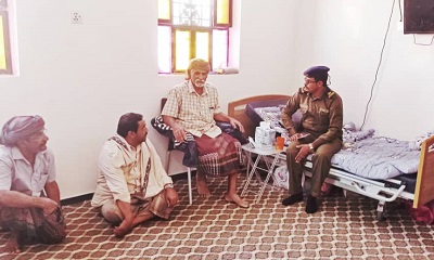 مدير الأمن والشرطة بمديرية رخية يزور المنصب أحمد بن محمد الحامد للإطمئنان على صحته