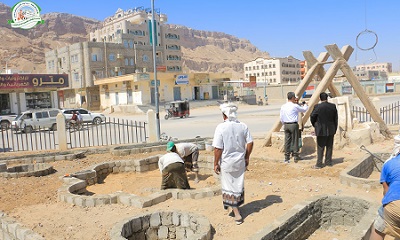 مدير عام صندوق النظافة والتحسين ينفذ نزولًا ميدانيًا لمناقشة بدء تأهيل جولة الرياضيين ومجسم البئر التراثي بسيئون