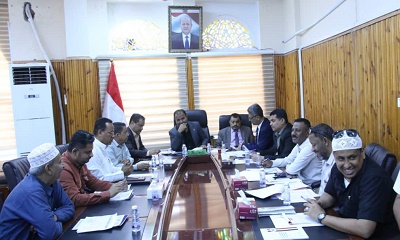 برئاسة الوكيل العامري مجلس إدارة صندوق النظافة والتحسين بوادي حضرموت يقر مشروع التأمين الصحي للعاملين بالصندوق