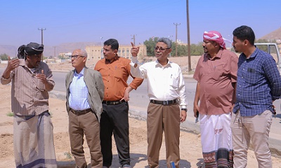 مدير عام صندوق النظافة ومكتب الزراعة يدشّنان زراعة شارع الستين بسيئون بأشجار النخيل