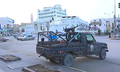 أمن وادي حضرموت يضبط متهمين بجريمة مقتل رجل مرور