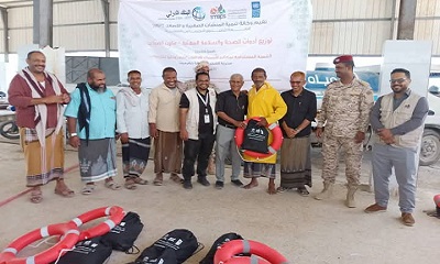 توزيع أدوات الصحة والسلامة المهنية لـ 419 مستفيدا من مدينتي الشحر والحامي