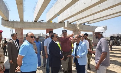 محافظ حضرموت يطلع على الأعمال المنجزة لمشروع جسر غرير