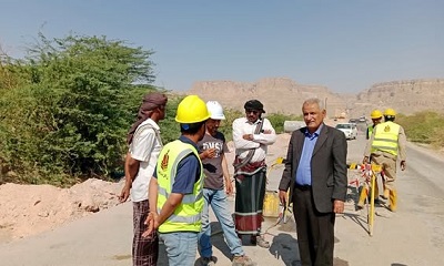 مدير عام سيئون يتفقد سير العمل بمشروع صيانة طريق مدودة - بحيرة بطول 9 كيلو متر. 