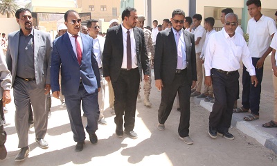 وزير التربية ووكيل حضرموت يزوران مدرسة السويري ويشيدان بالتدخلات الكويتية في القطاع التعليمي