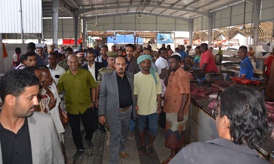 المحافظ إبن ماضي يتفقد أحوال المواطنين وأوضاع الأسواق العامة بمدينة المكلا قُبيل رمضان المبارك