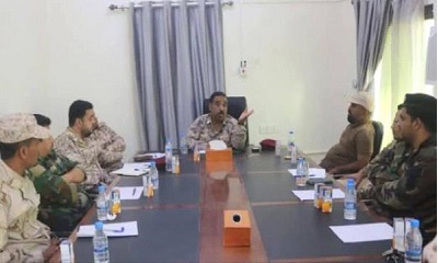 قائد خفر سواحل حضرموت يناقش سُبل تعزيز الأمن البحري