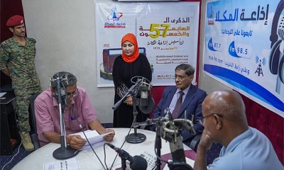 النائب البحسني يطلع على البرامجية الرمضانية لإذاعة المكلا