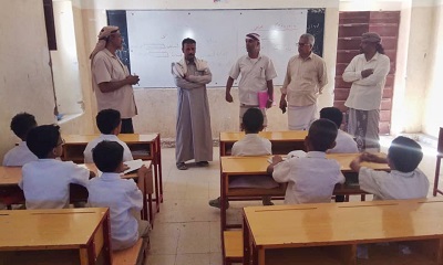 مدير مكتب التربية بمديرية شبام يتابع مستوى تنفيذ التعليم التعويضي بمدرسة عبدالله بن سميط