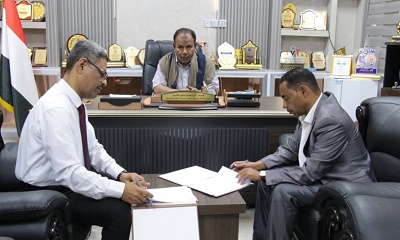 الوكيل العامري يعمد اتفاقية التأمين الصحي لعمال النظافة والتحسين بوادي حضرموت