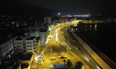 طاقةٌ شمسية تُضيء شوارع المكلا في خطوة نحو الاستدامة وتجاوز تحديات الكهرباء