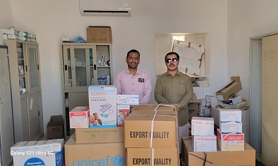 رئيس غرفة العمليات والطوارئ م/حضرموت الوادي والصحراء يقدم ادوية اسعافية ومستلزمات طبية للمركز الصحي بقيادة المنطقة العسكرية الاولى