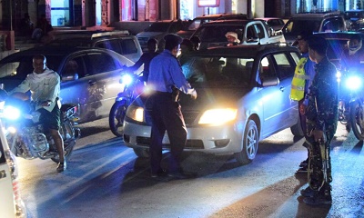 حملة مرورية توعوية في مدينة سيئون للحد من أضرار الإنارة المفرطة والمعدمة في المركبات نفذتها شرطة السير