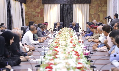 اللواء الزبيدي يعقد اجتماعًا بالسلطة المحلية والمكتب التنفيذي بحضرموت