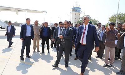 اللواء الزبيدي يغادر المكلا مختتمًا زيارة تفقدية دامت ثلاثة أيام